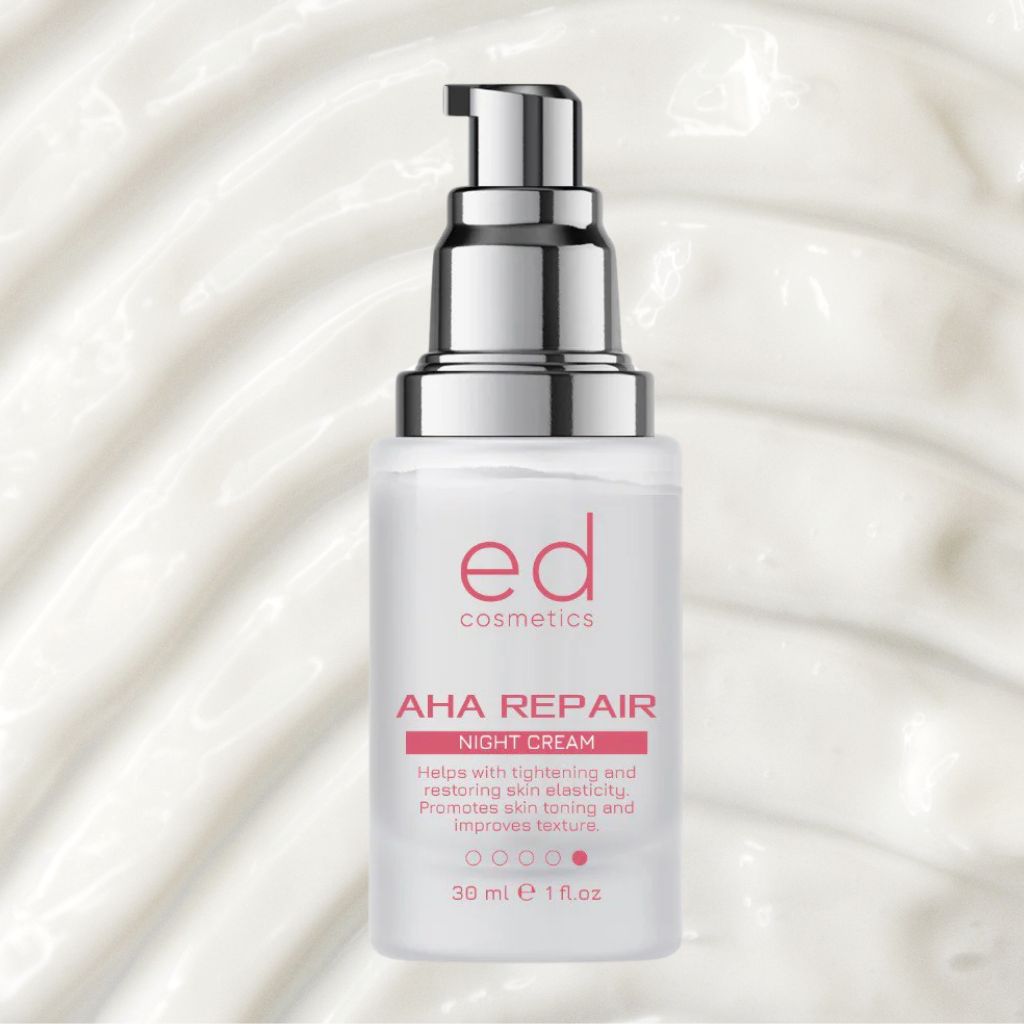Flacon de crème avec pompe. Inscription: ed cosmetics, AHA REPAIR NIGHT CREAM. 30 ml. Fond: crème.