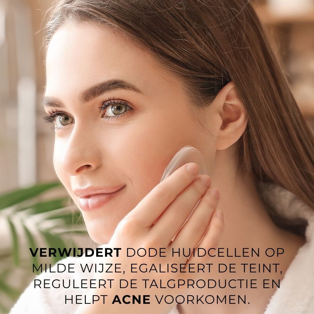 Vrouw met huidverzorgingsapparaat. Tekst: Verwijdert dode huidcellen op milde wijze, egaliseert de teint, reguleert de talgproductie en helpt acne voorkomen.