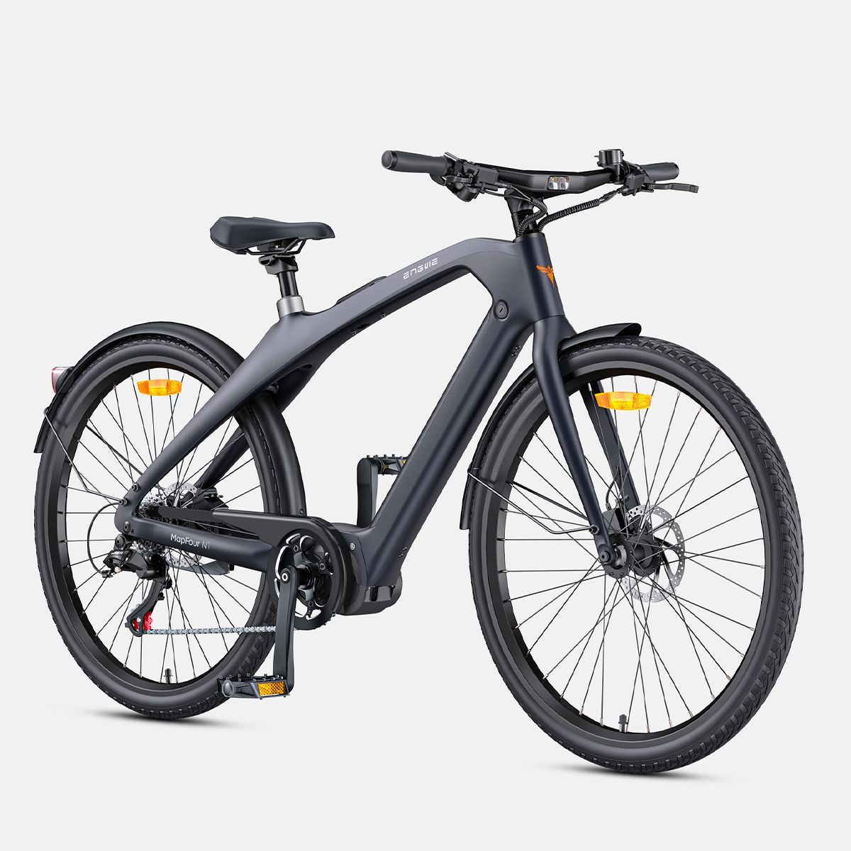 Vélo électrique gris foncé avec pneus et garde-boue noirs. Freins et pédales visibles. Logo Engwe.