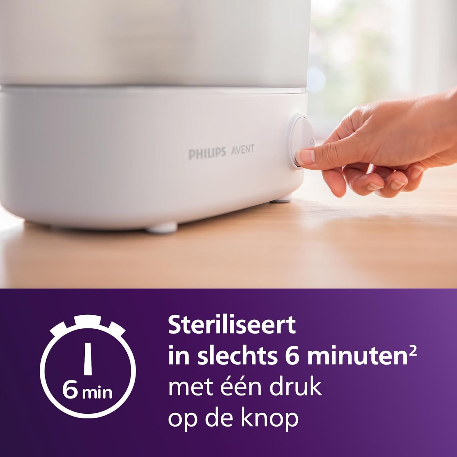 Close-up van een hand die de knop van een Philips Avent sterilisator indrukt, met een paarse cirkel die '6 min' aangeeft.