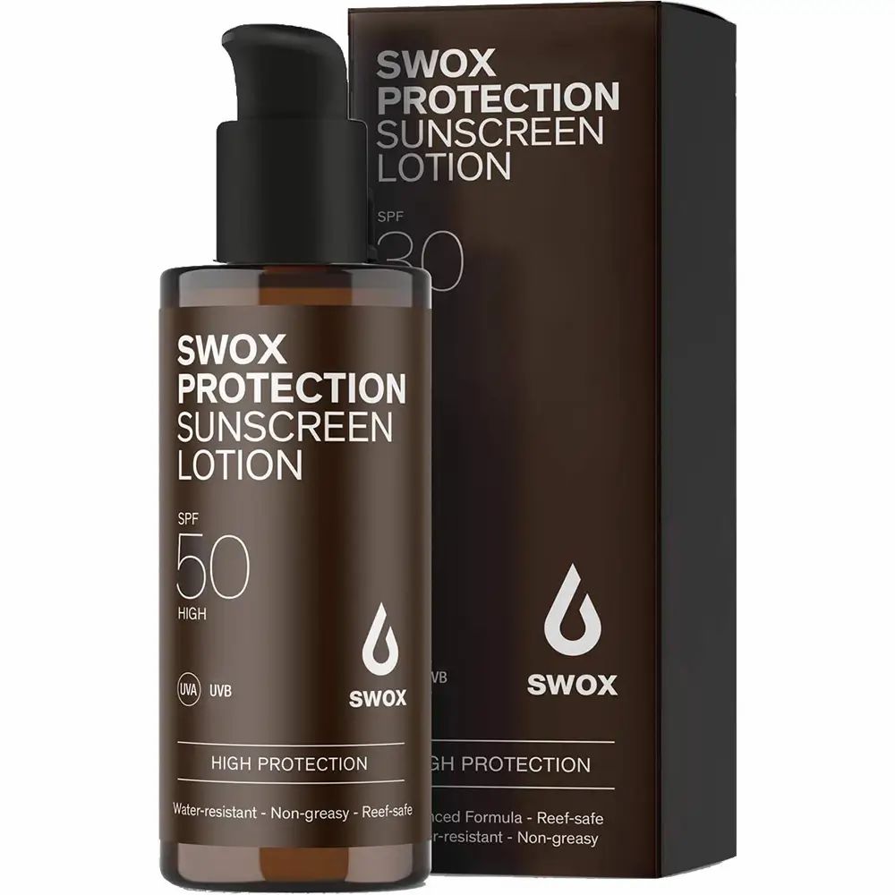 Flacon brun avec pompe noire et boîte. Inscription : SWOX PROTECTION SUNSCREEN LOTION SPF 50.