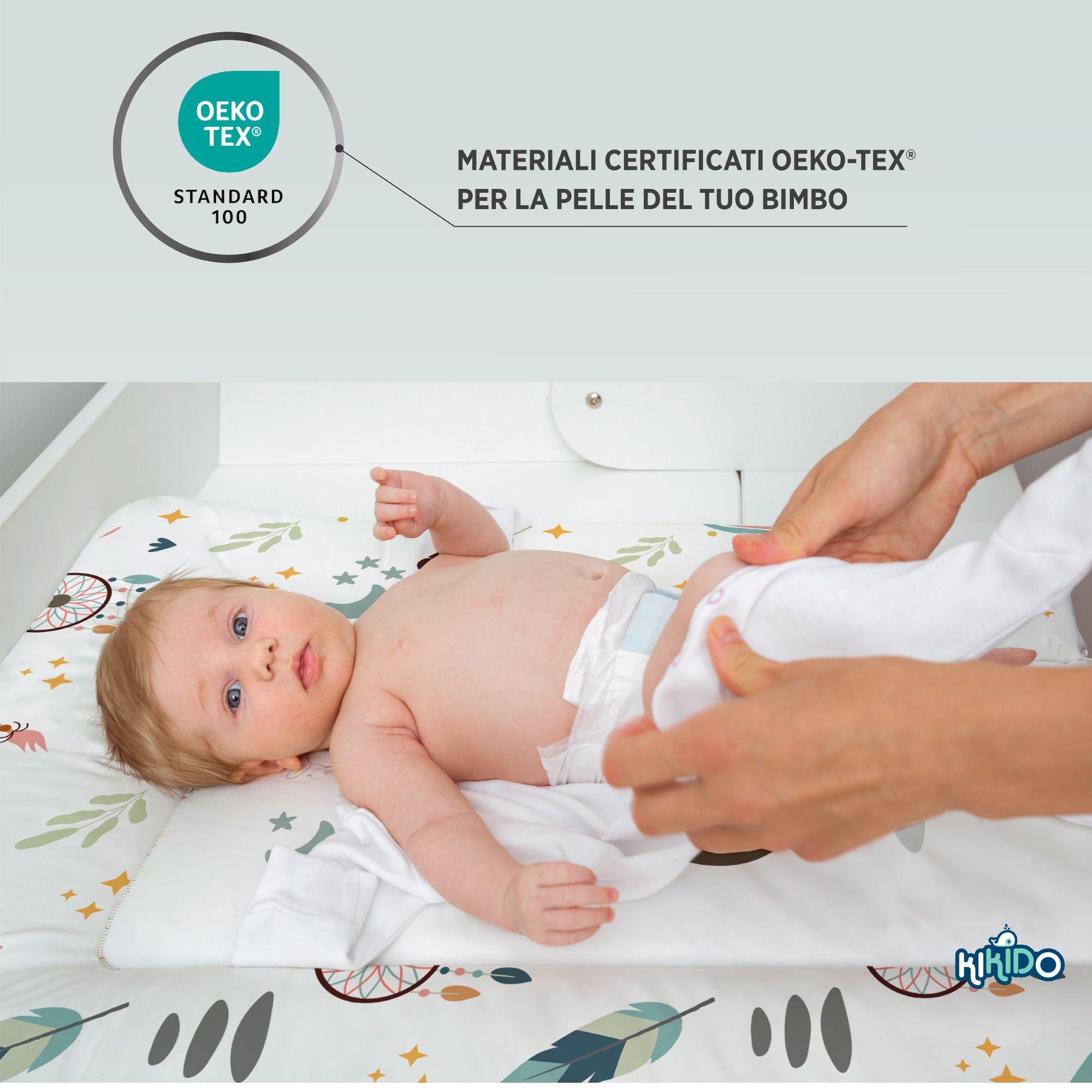 Baby ligt op aankleedkussen. Oeko-Tex Standard 100 certificering. Tekst: "Oeko-Tex gecertificeerd voor de babyhuid".