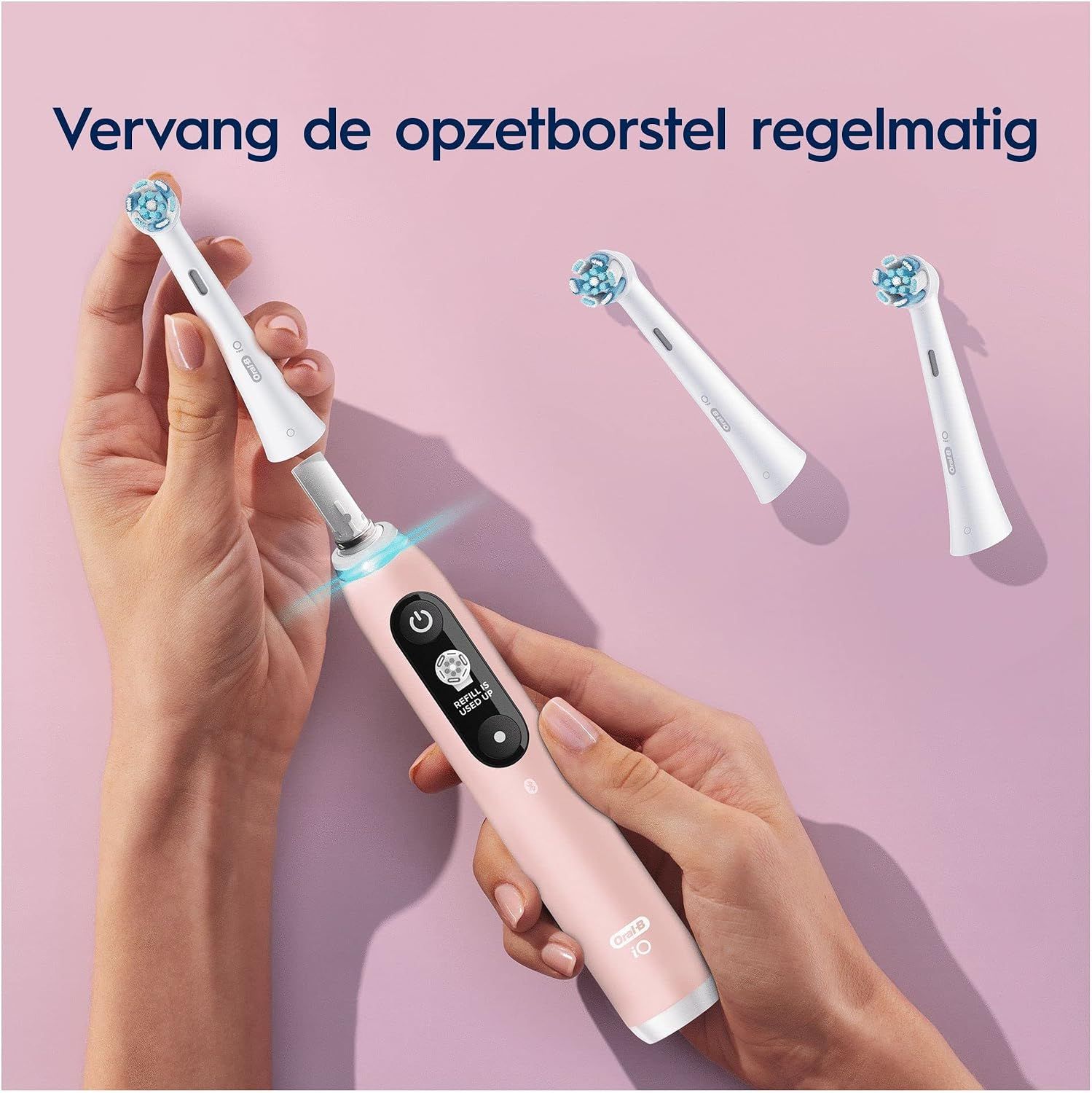 Persoon vervangt Oral-B iO opzetborstel op iO tandenborstel.