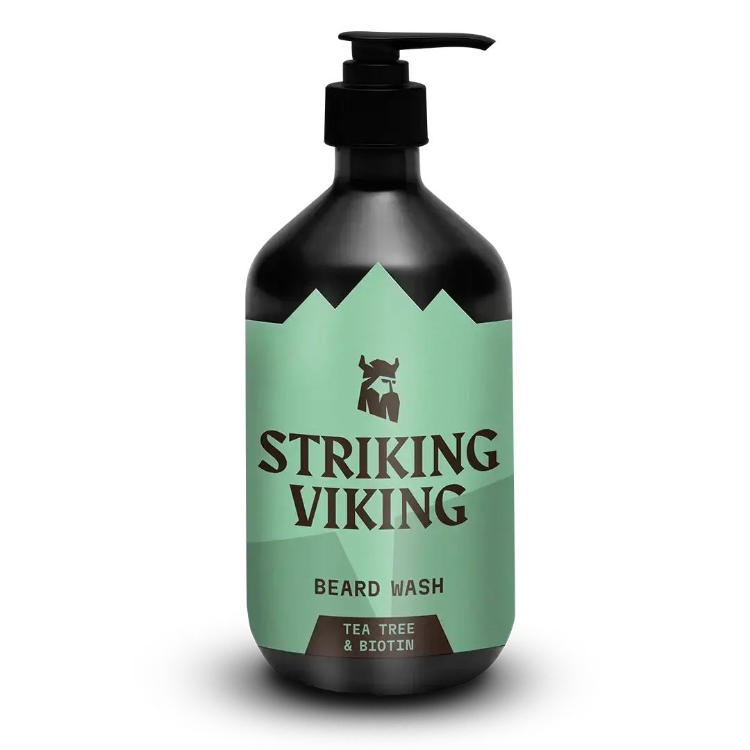 Flacon noir avec pompe. Étiquette "Striking Viking" et "Beard Wash". Contient Tea Tree & Biotine.