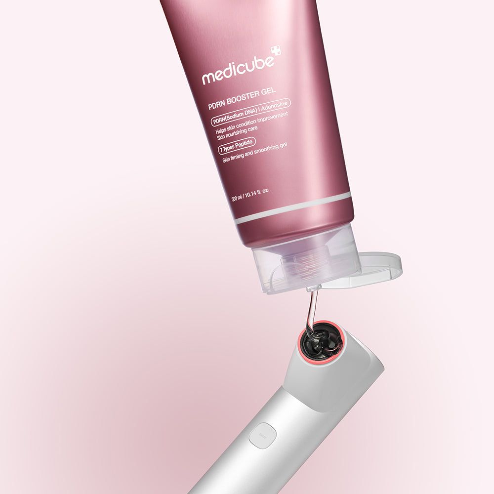 Roze tube MEDICUBE PDRN Booster Gel, product wordt in een apparaat gegoten. Tekst en informatie.