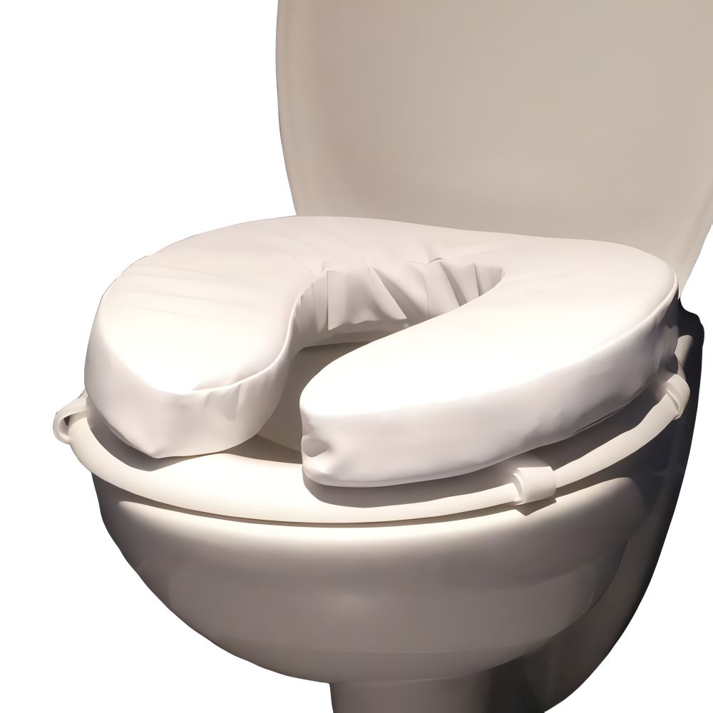 Witte toiletzitting gemonteerd op een toilet. U-vorm, zacht materiaal.
