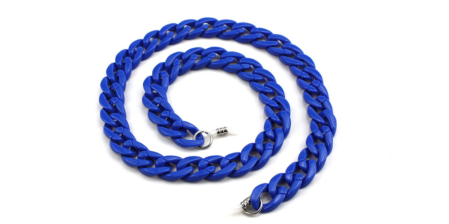 Chaîne de lunettes bleue en forme de chaîne, avec fermoirs argentés. Sur fond blanc.