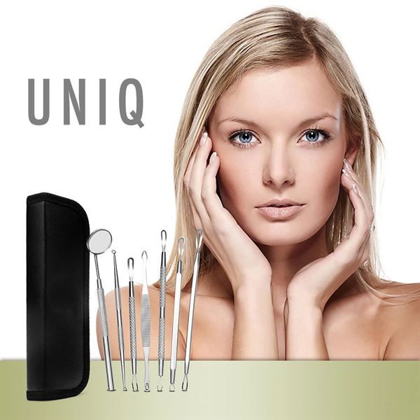 Femme avec un ensemble de soins de la peau. Étui noir avec des outils. Logo UNIQ en haut à gauche.