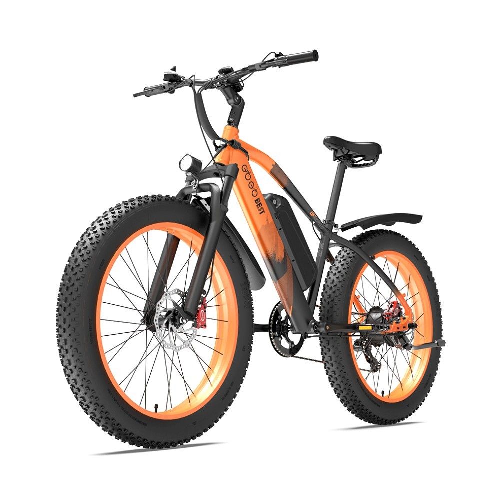 Elektrische mountainbike met oranje velgen en banden. Zwart frame, GOGOBEST-logo. Koplamp en spatborden.