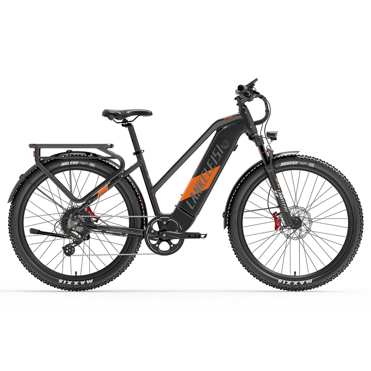 Vélo électrique de trekking noir. Accents orange. Porte-bagages. Gros pneus. Guidon avec écran. Inscription "Lankeleisi".