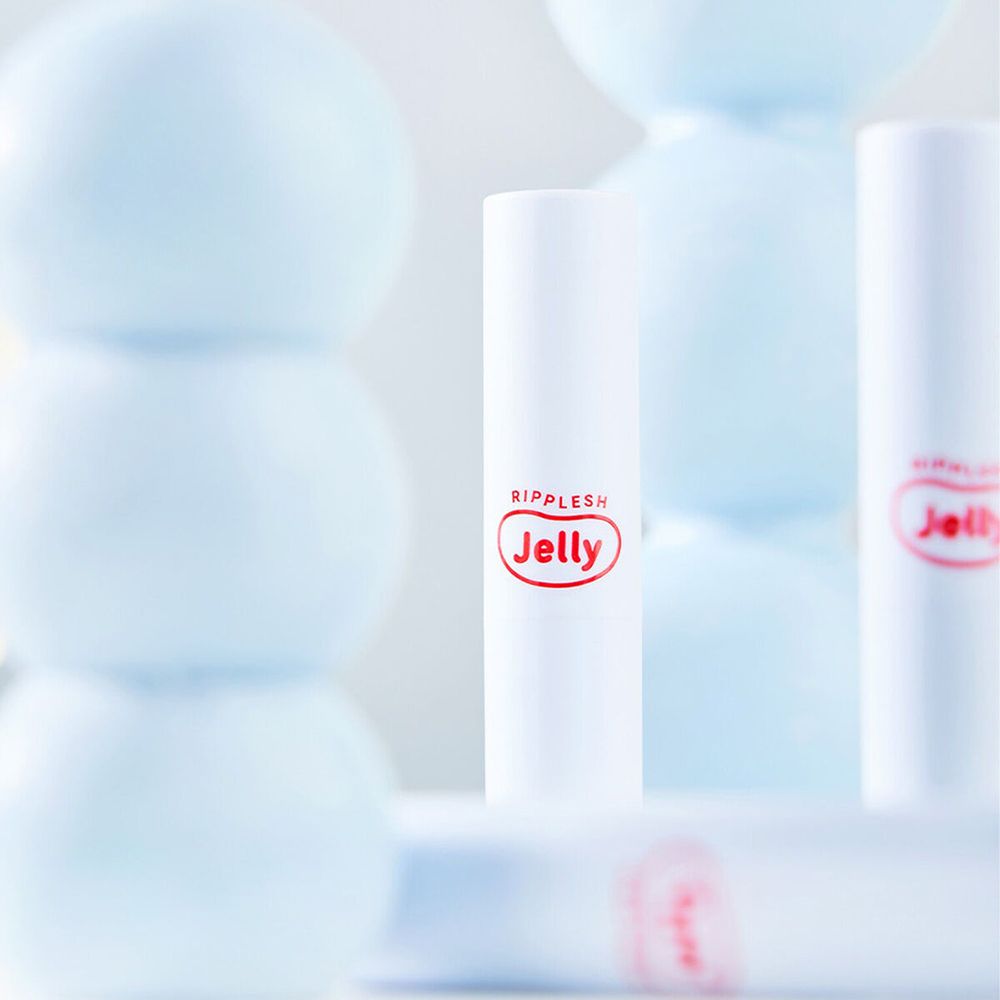 Verschillende witte lippenbalsemstiften met rood logo "Ripplesh Jelly". Sommige stiften zijn wazig op de achtergrond.