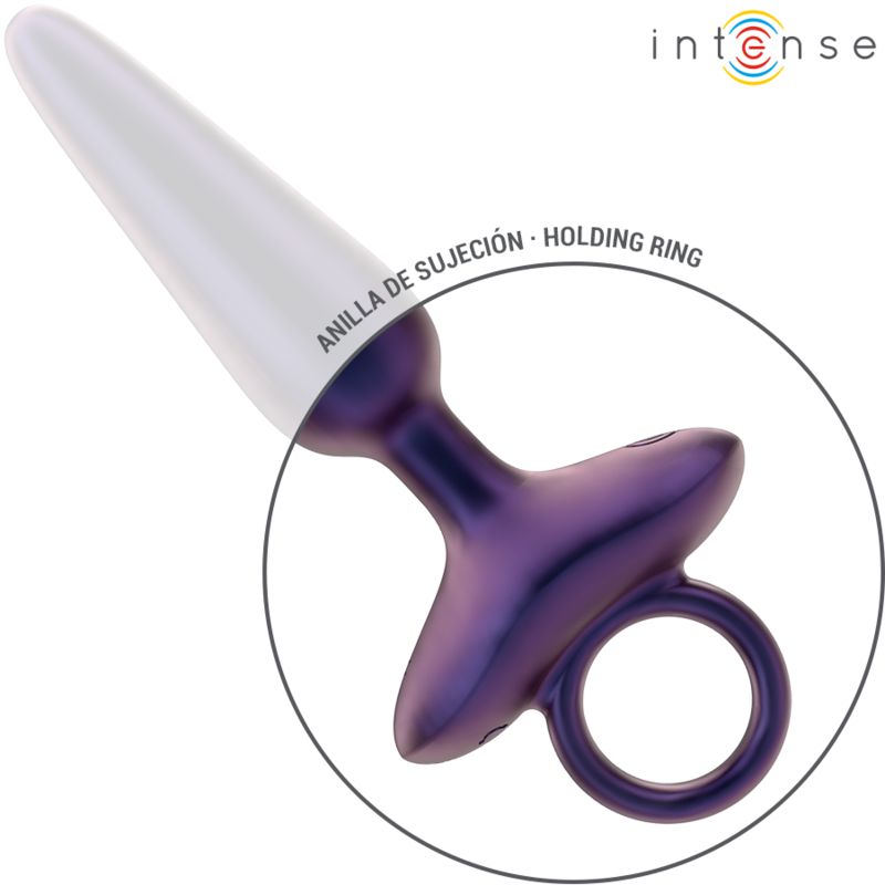 Bouchon anal violet avec anneau de maintien. Gros plan sur la zone de l'anneau de maintien avec l'inscription 'HOLDING RING'.