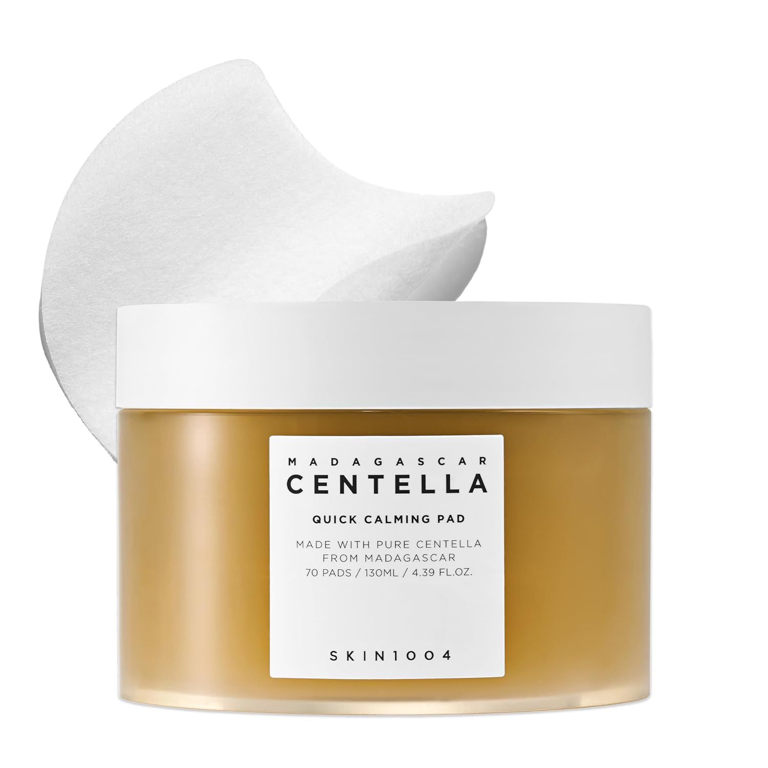 Pot met toner pads. Tekst: Madagascar Centella Quick Calming Pad. 70 Pads / 130ml / 4.39 FL.OZ. SKIN1004. Een pad ernaast.