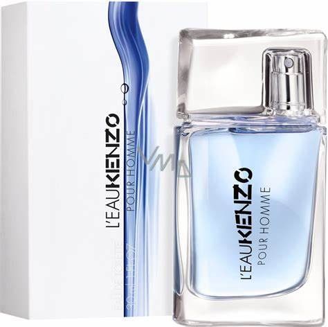 Parfumfles naast witte verpakking. Opschrift: L'EAU KENZO POUR HOMME. Verpakking met blauw design.