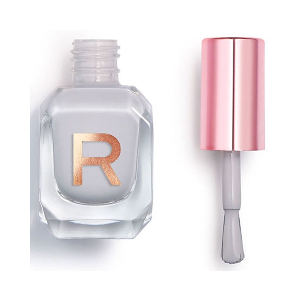 Glanzende nagellakfles met open dop en kwastje. Transparante fles met "R"-logo.