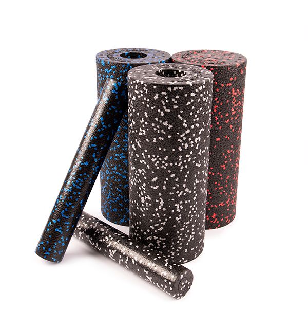 Plusieurs rouleaux de fascia, certains avec un trou au milieu. Rouleaux bleus, rouges et noirs avec des points colorés. Forme cylindrique.