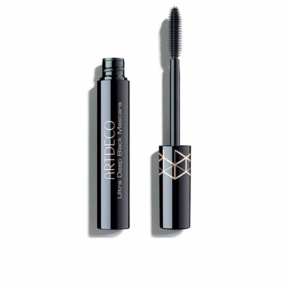 Tube de mascara noir avec brosse ouverte. ARTDECO Ultra Deep Black Mascara est écrit sur le tube. La poignée a un motif géométrique.