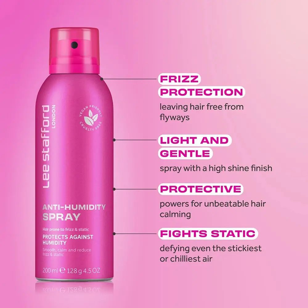 Roze spuitfles met tekst. Opschrift: Lee Stafford London, Anti-Humidity Spray, Vegan, Cruelty Free. Tekst over kroezen, glans en statisch haar.