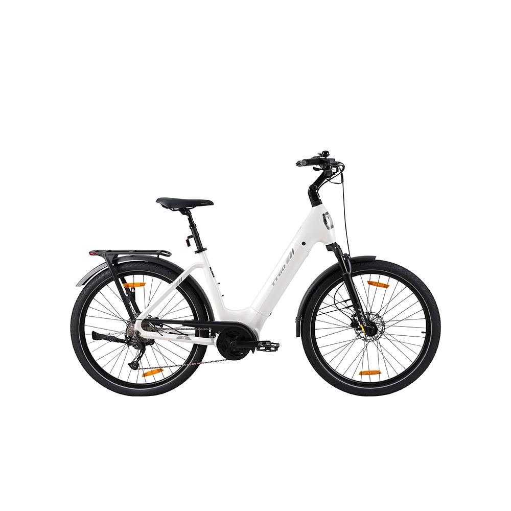 Witte elektrische fiets met zwarte banden en spatborden. Zwart zadel. Gele reflectoren op de wielen.