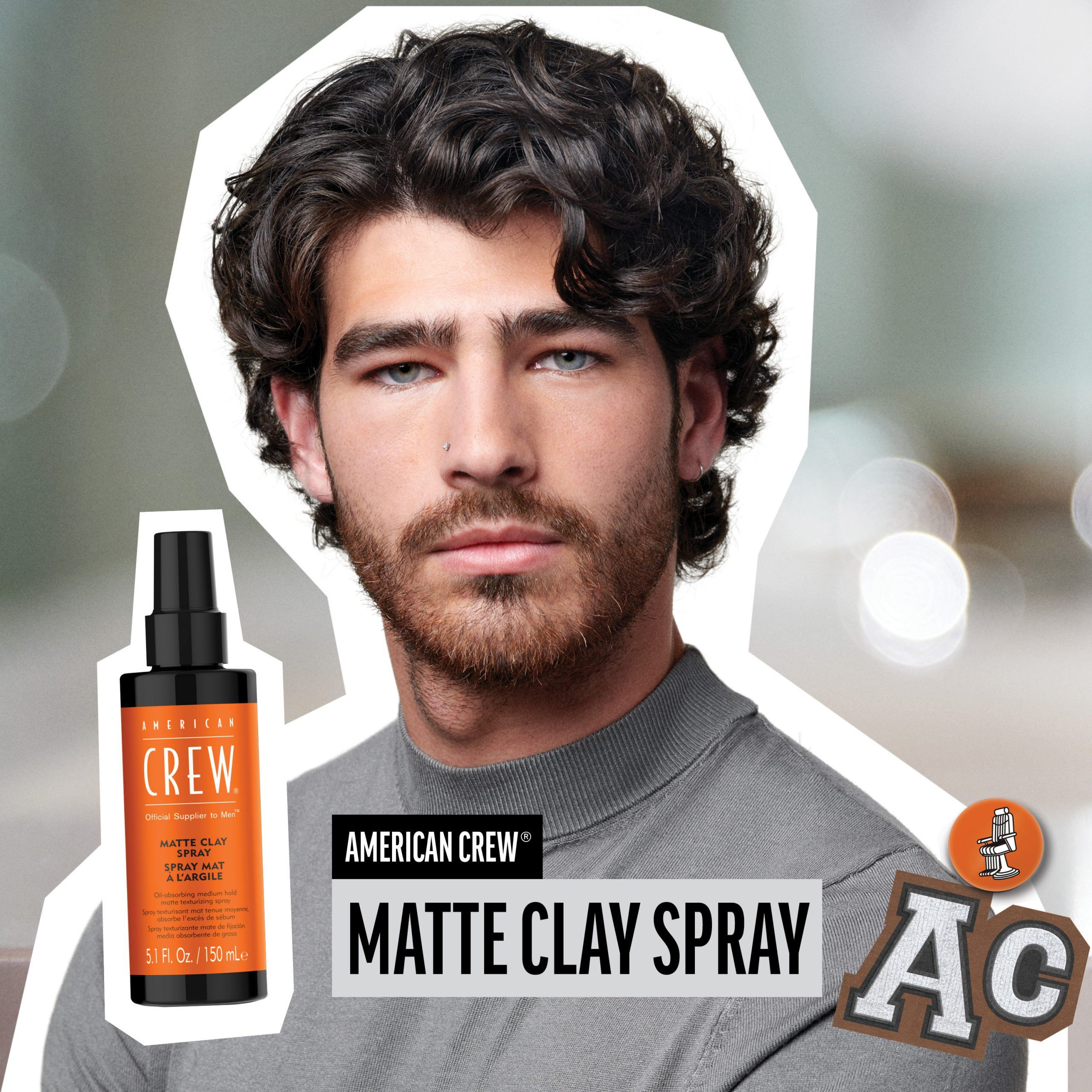 Man met krullend haar. AMERICAN CREW MATTE CLAY SPRAY. Tekst: MATTE CLAY SPRAY. Logo: AC.