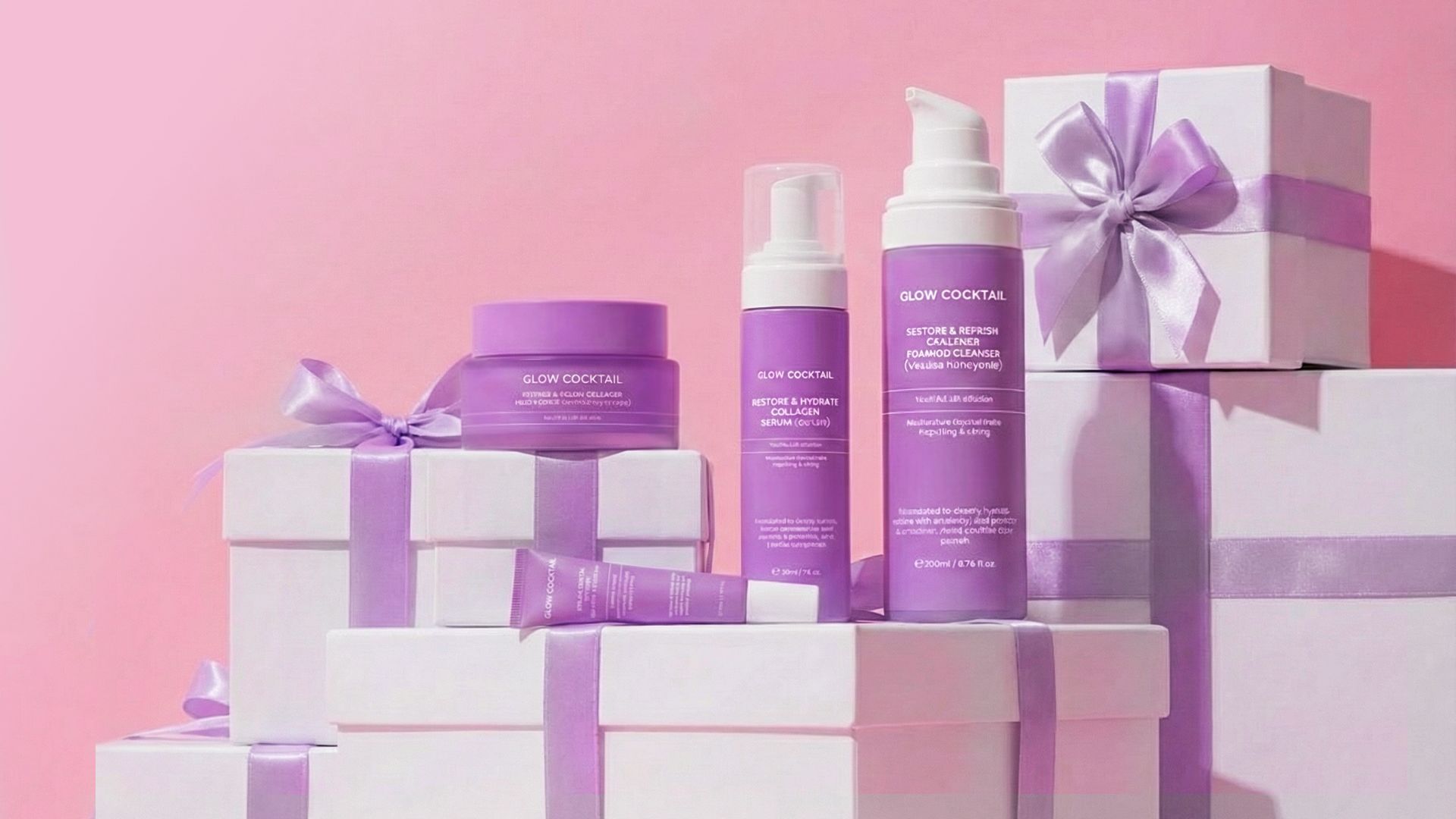 Ensemble de soins de la peau Glow Cocktail sur des coffrets cadeaux. L'ensemble comprend un nettoyant moussant, un sérum, une crème pour les yeux et un hydratant. Rubans violets.