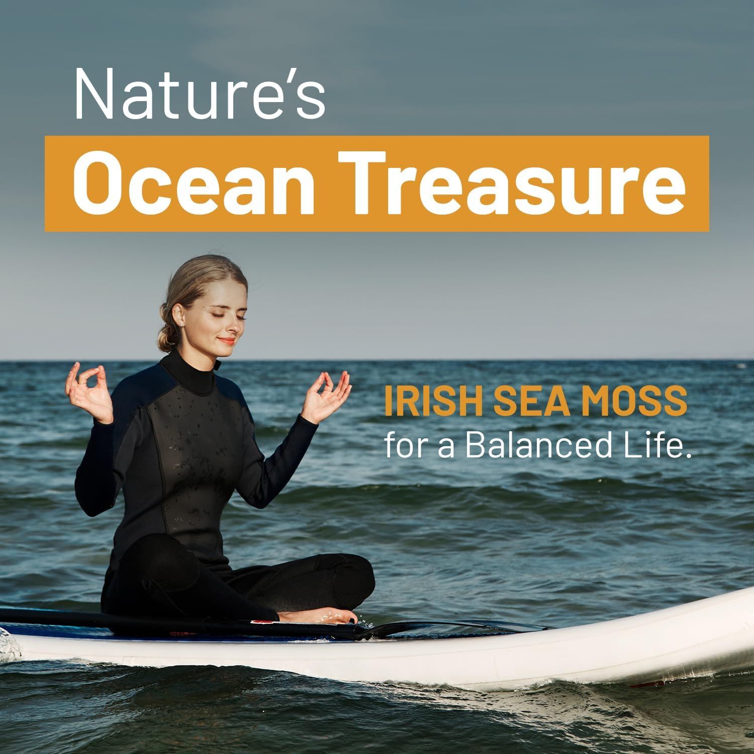Vrouw zit op een surfplank in de zee. Tekst: Irish Sea Moss voor een evenwichtig leven.