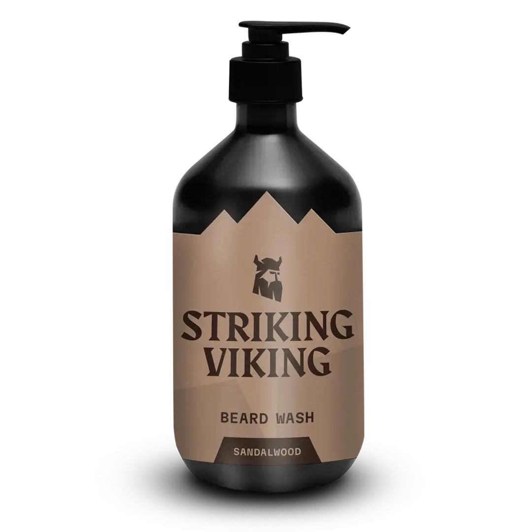 Flacon noir avec pompe. Étiquette marron avec "Striking Viking", "Beard Wash", "Sandalwood".
