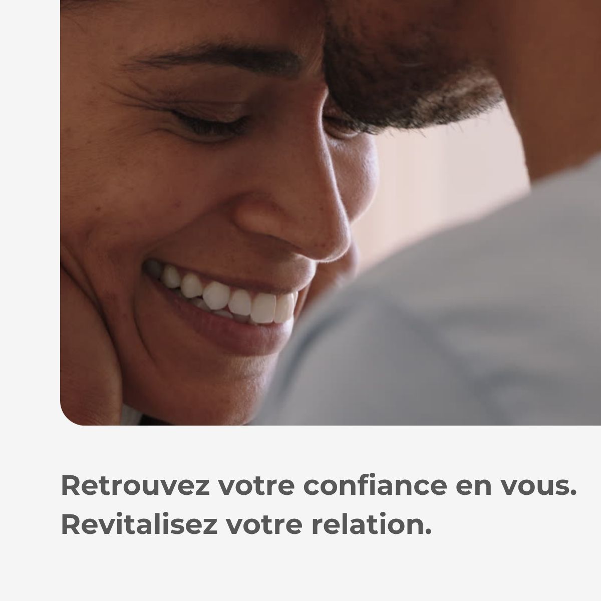 Gros plan d'un couple souriant. Texte : Retrouvez votre confiance en vous. Revitalisez votre relation.