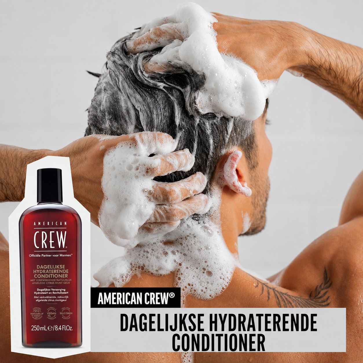 Man wast zijn haar met American Crew Daily Moisturizing Conditioner.