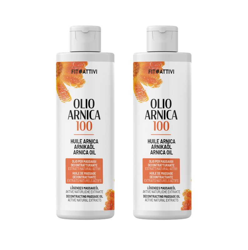 Twee flessen met witte dop en etiket. Opschrift: Olio Arnica 100, FIT ATTIVI. Tekst in meerdere talen.