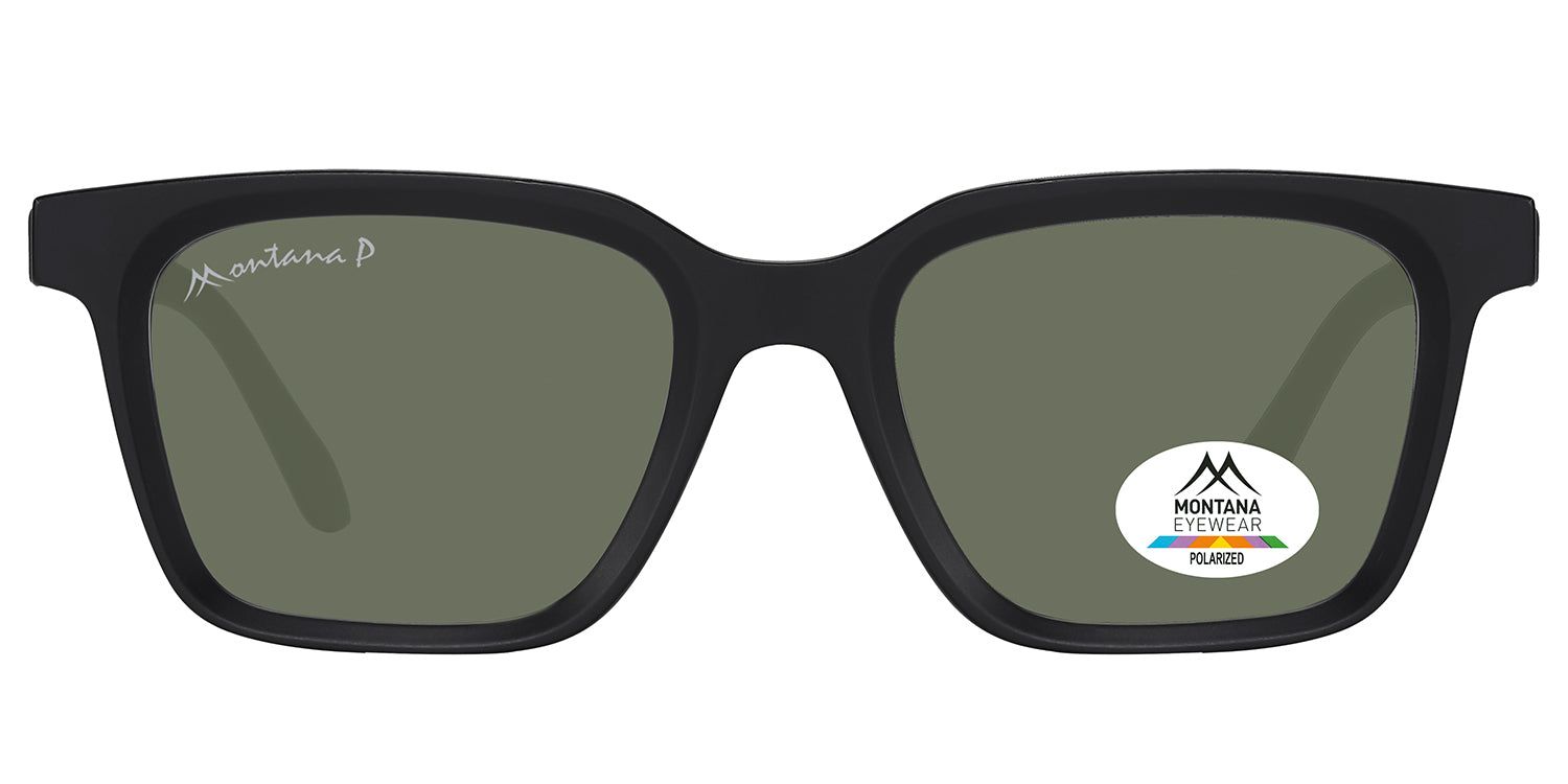 Lunettes de soleil noires à verres rectangulaires. Un autocollant avec le logo Montana Eyewear est sur un verre. La monture est mate.