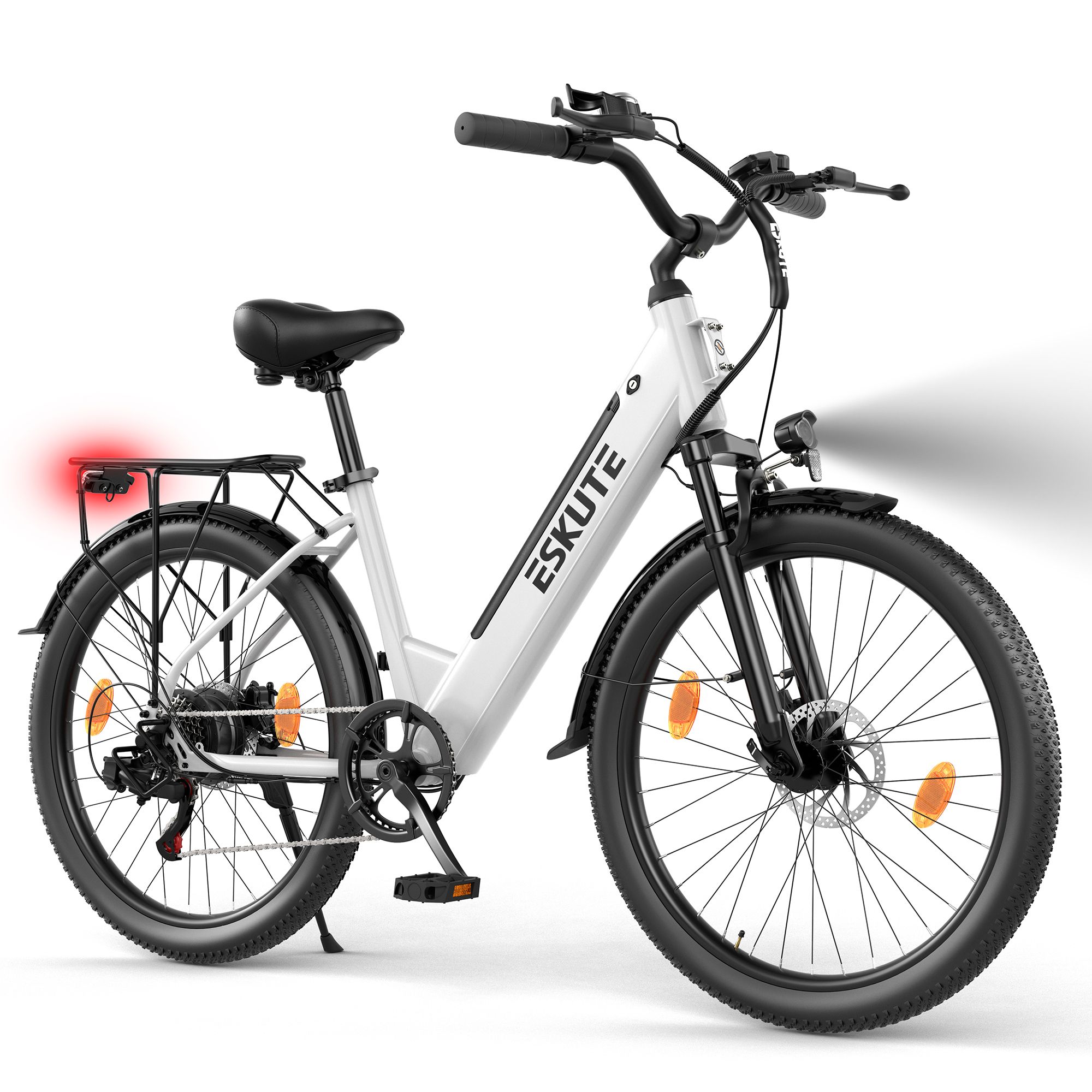 Witte elektrische stadsfiets met zwarte elementen. Merk ESKUTE. Achterlicht en koplamp branden.