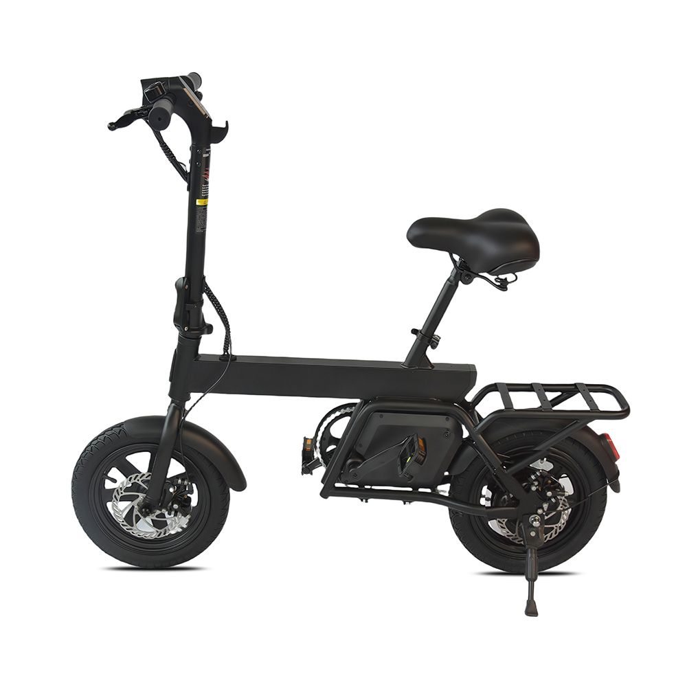 Zwarte elektrische fiets met zadel, bagagedrager en spatborden. Zijaanzicht, op witte achtergrond.