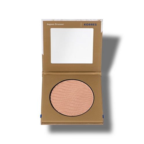 Boîtier cosmétique ouvert avec miroir et bronzer. Marque KORRES. Bronzer avec surface gaufrée. Forme carrée.