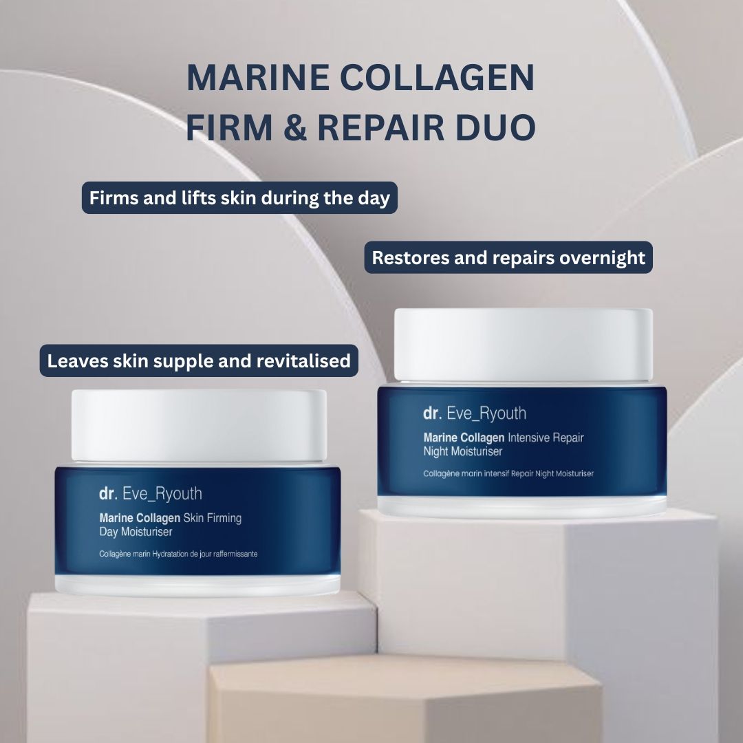 Twee potjes met witte deksels en donkerblauwe etiketten. Opschrift: Dr. Eve_Ryouth, Marine Collagen, dag- en nachtcrème. Op sokkel.