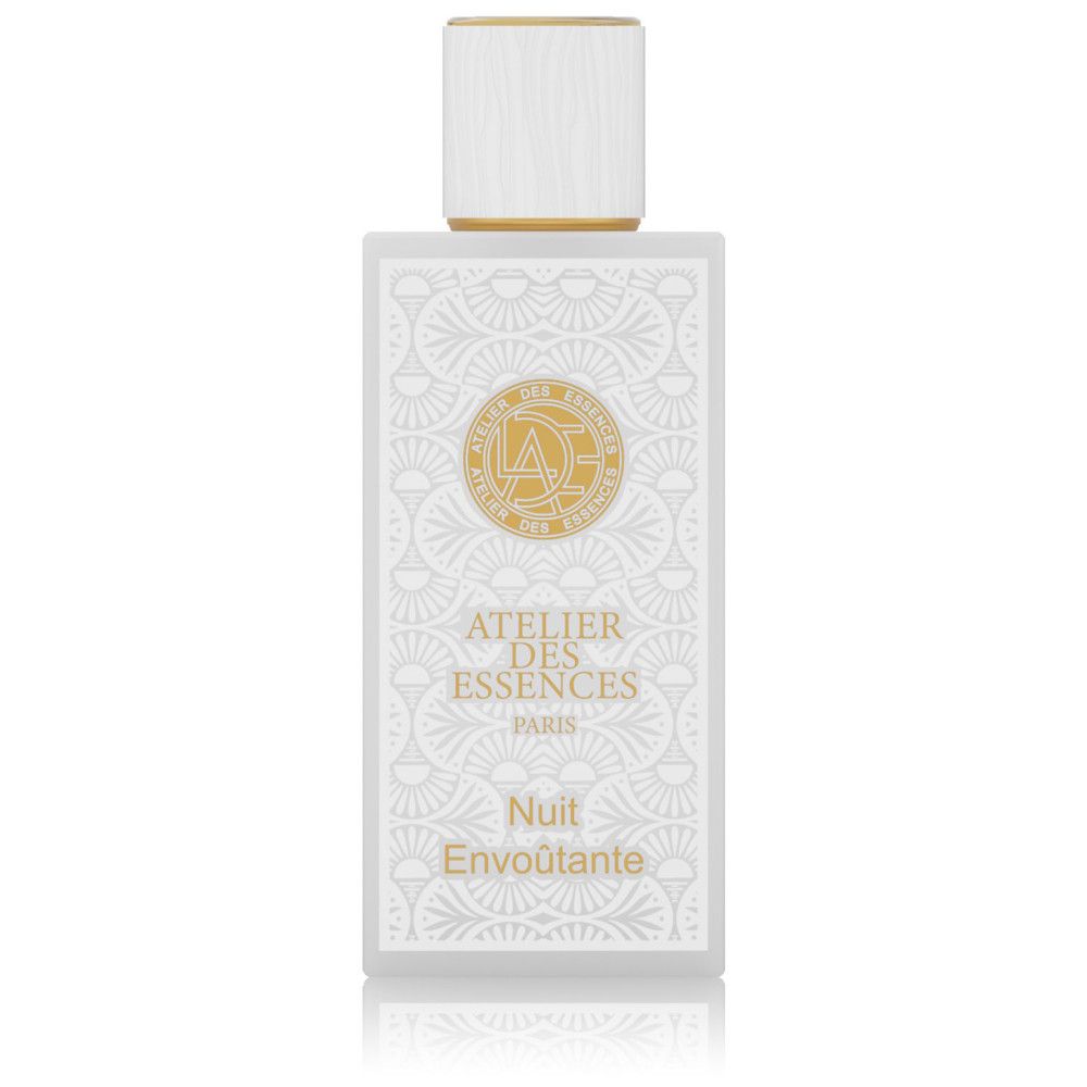 Rechthoekige fles met witte dop. Gouden logo en tekst "Nuit Envoûtante" op witte achtergrond.