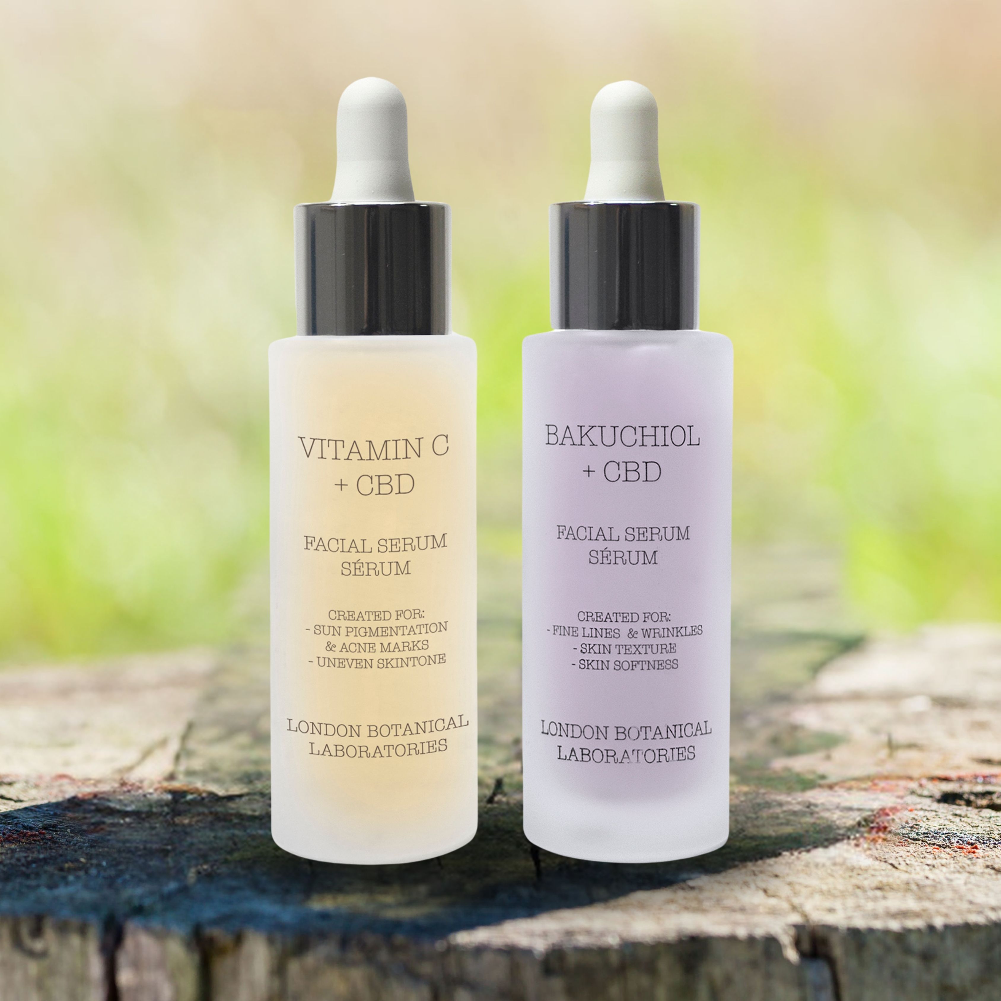 Deux flacons de sérum facial, Vitamine C + CBD et Bakuchiol + CBD, sur une surface en bois avec un arrière-plan flou.