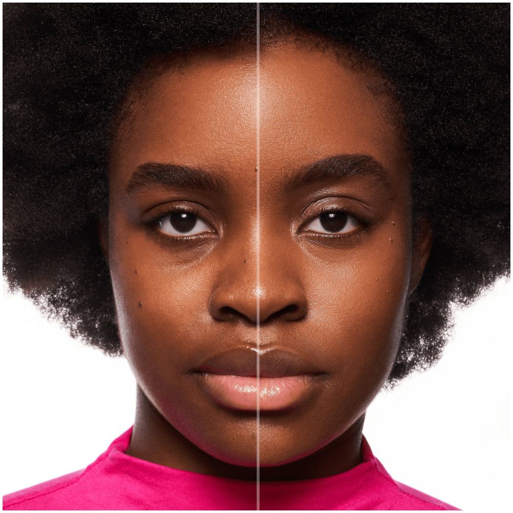 Gezicht van een persoon, verdeeld door een verticale lijn. De ene helft met foundation, de andere zonder.