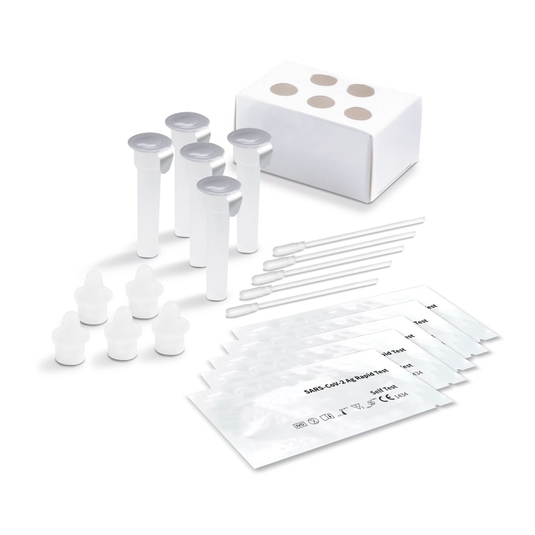 Composants du kit de test : cassettes, tubes, flacons compte-gouttes, écouvillons et support. Nom du produit non visible.