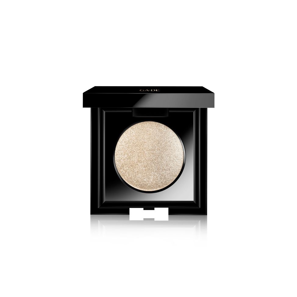 Palette de fard à paupières carrée noire avec fard à paupières clair et scintillant. Le couvercle est ouvert. "GADE" est écrit en haut.