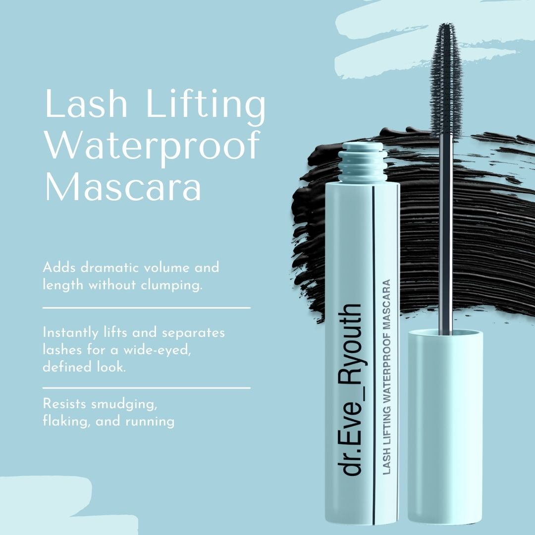 Lichtblauwe mascara verpakking met zwarte applicator en tekst 'Lash Lifting Waterproof Mascara'.