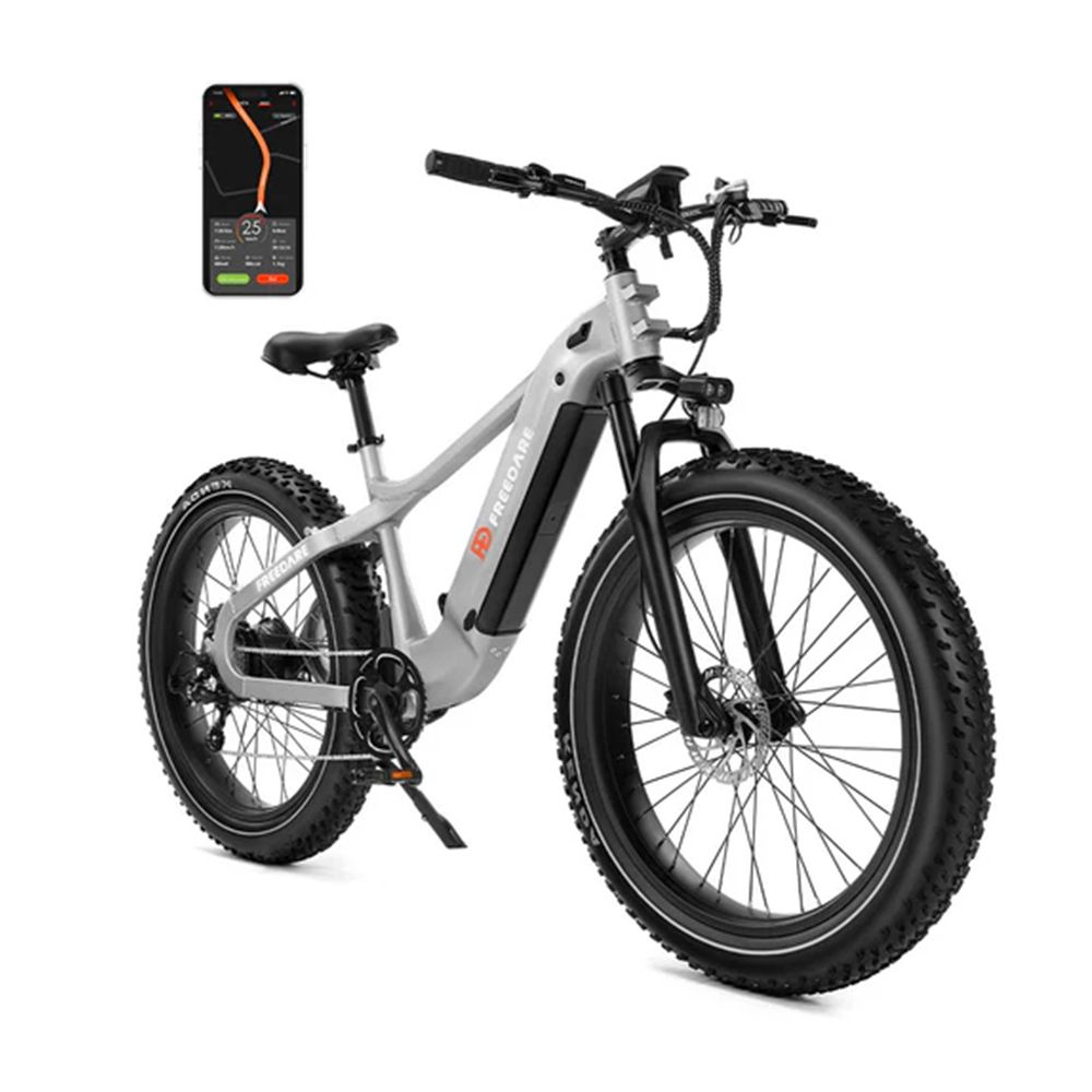 Vélo électrique gris avec pneus noirs. Un smartphone affiche une application de navigation. Le vélo porte le logo FREEDARE.