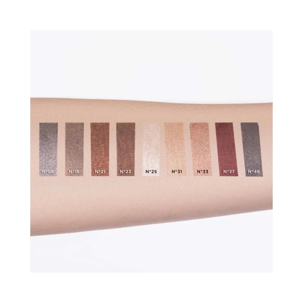 Bras avec 9 couleurs d'ombres à paupières. Numéros : 08, 15, 21, 23, 25, 31, 33, 37, 44.