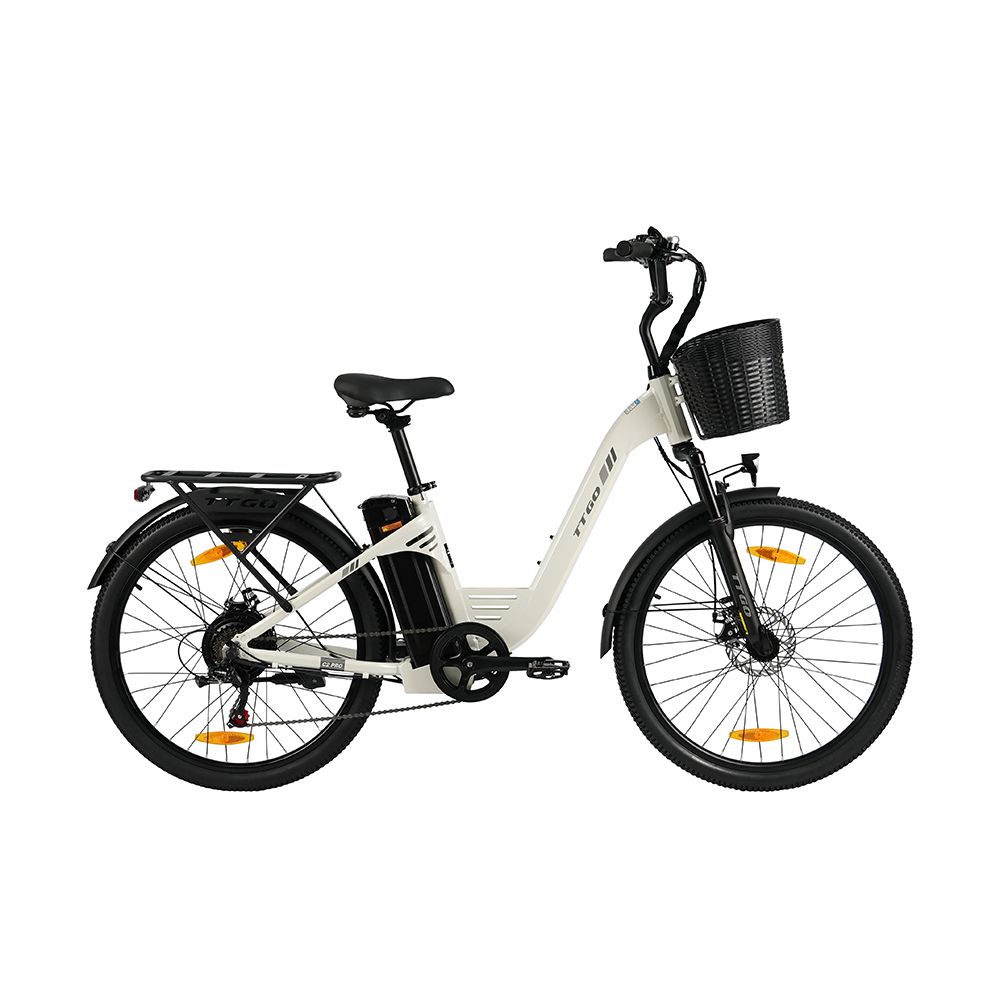 Witte elektrische fiets met zwarte mand, bagagerek en banden. Shimano 7-versnellingsversnelling.