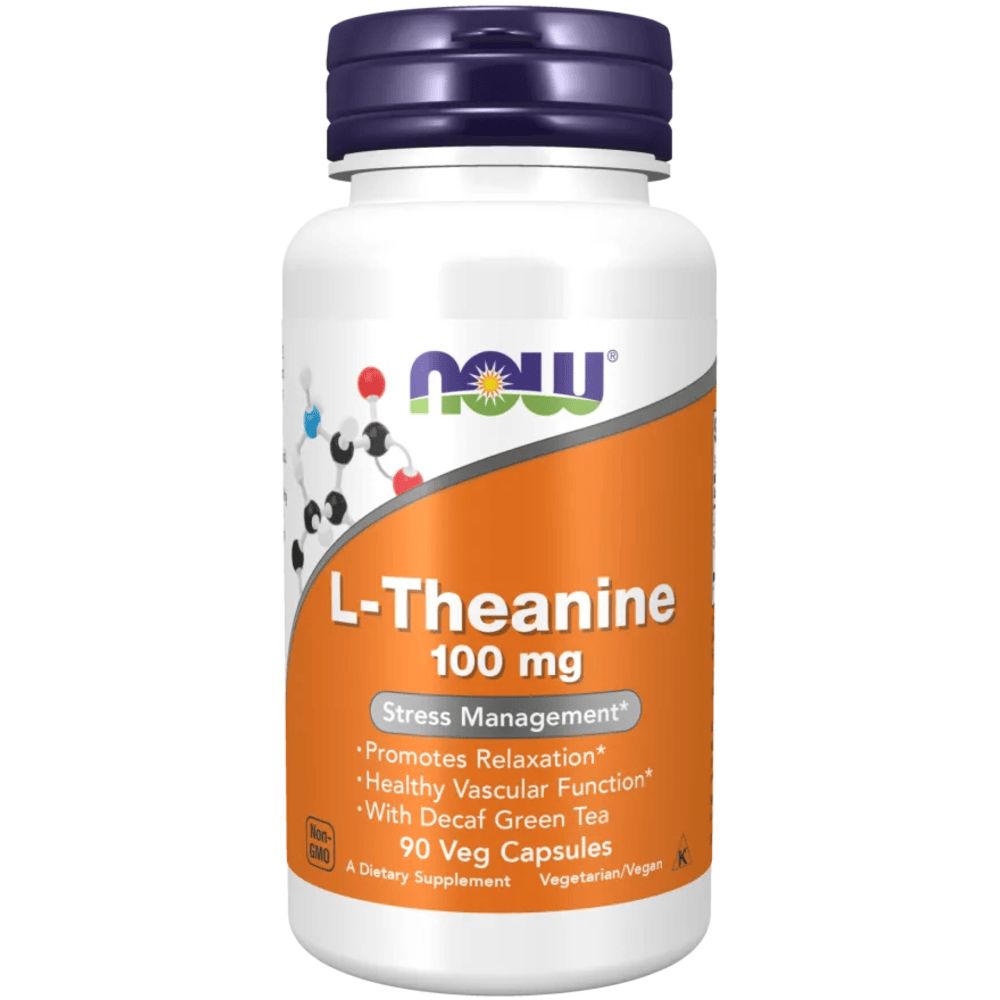 Witte fles met blauwe dop. Opschrift: L-Theanine, 100 mg, 90 Veg Capsules. Merk: NOW.