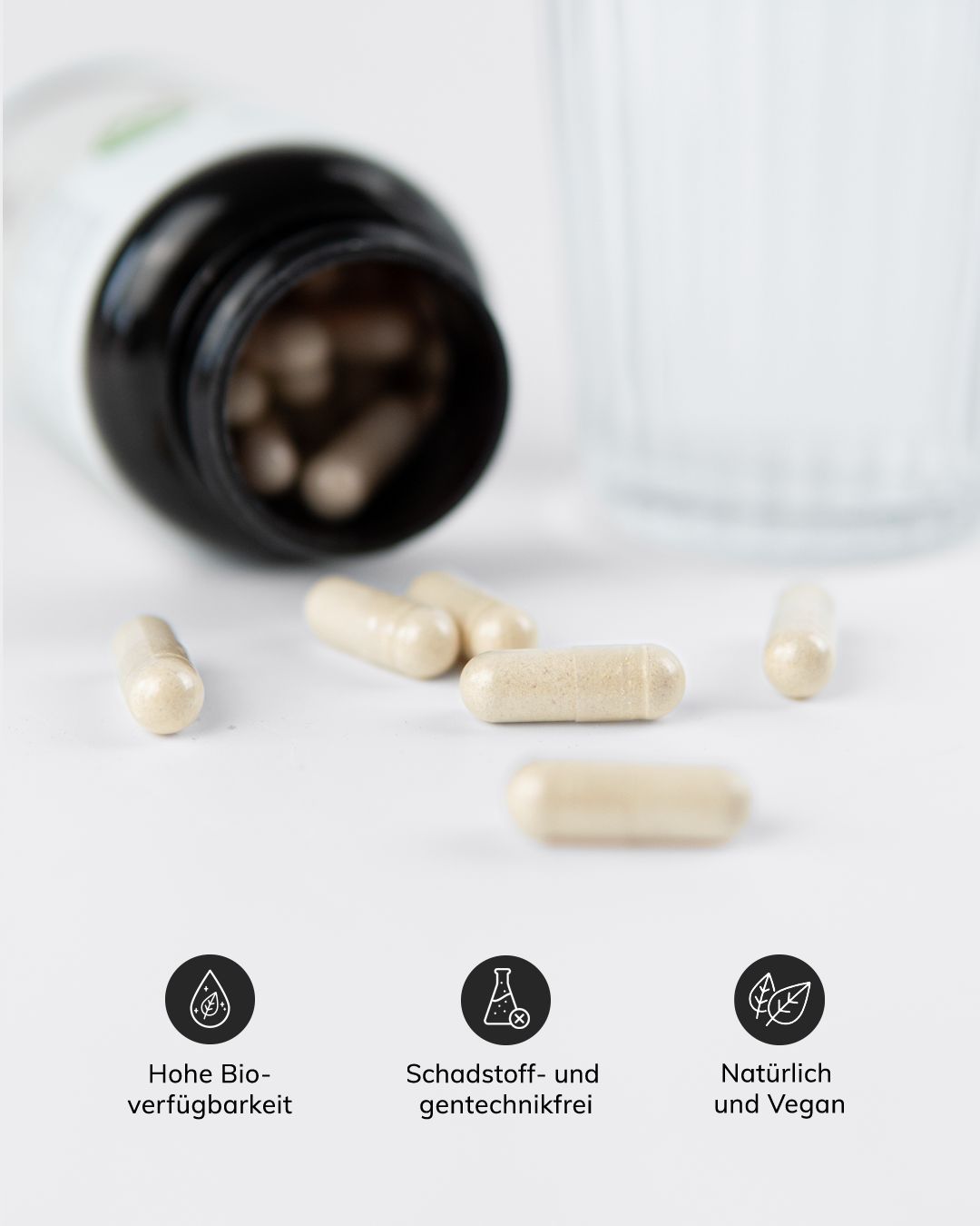 Bouteille noire avec des gélules, certaines éparpillées. Trois icônes en bas : biodisponibilité, sans polluants, vegan.