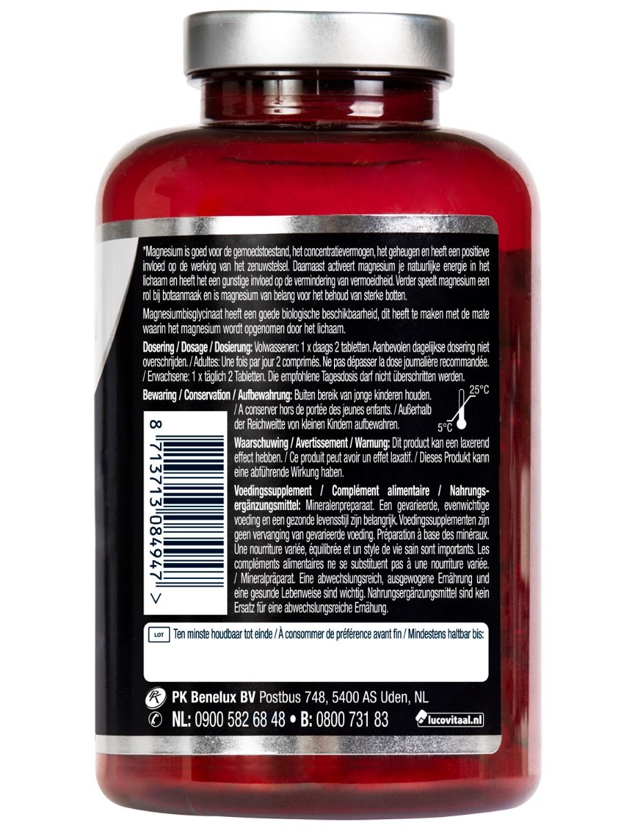 Achterkant van een rode fles. Tekst met doseringsinstructies, waarschuwingen en houdbaarheidsdatum. Merk: Lucovitaal.