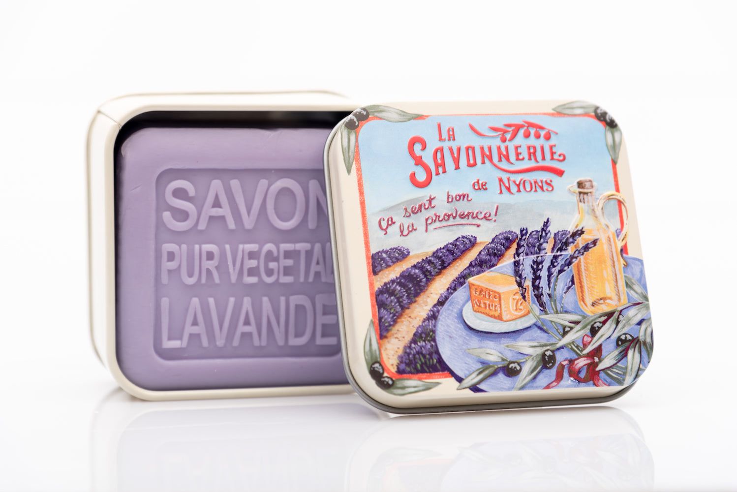 Open metalen doos met zeep. Zeep met opschrift "SAVON PUR VEGETAL LAVANDE".