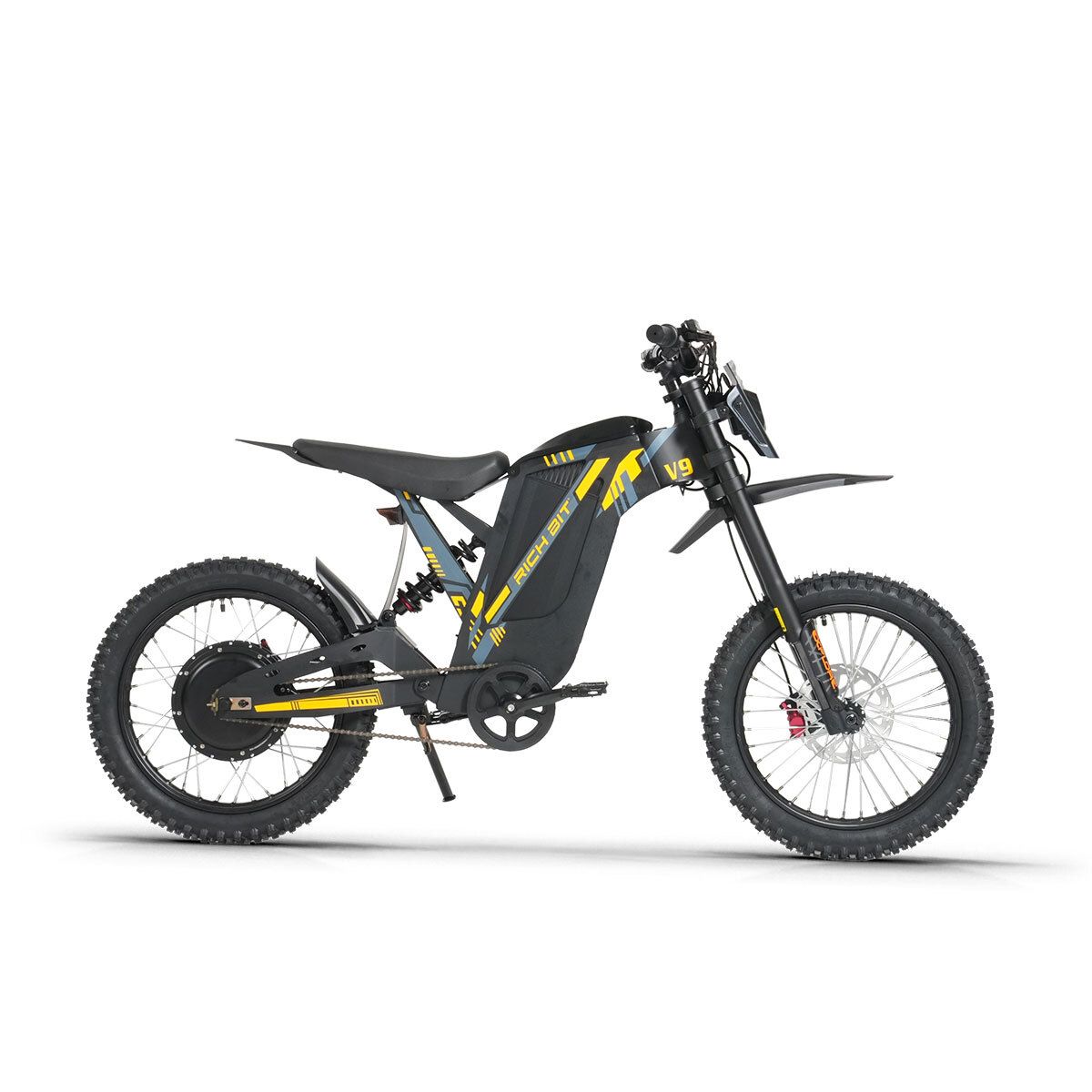 Vélo électrique tout-terrain noir, vue latérale. Accents jaunes, pneus tout-terrain, freins à disque. RICH BIT V9 Ultra.