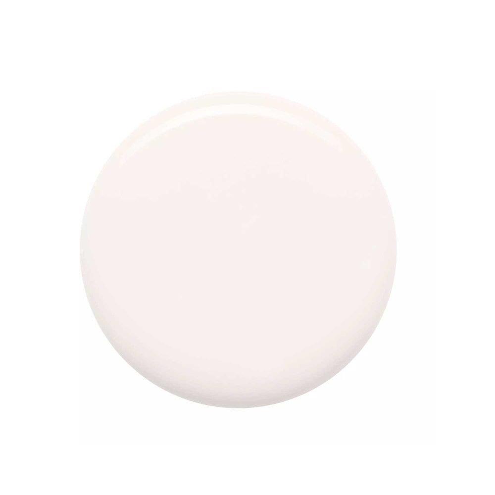 Tache de vernis à ongles blanc, circulaire, sur fond blanc.